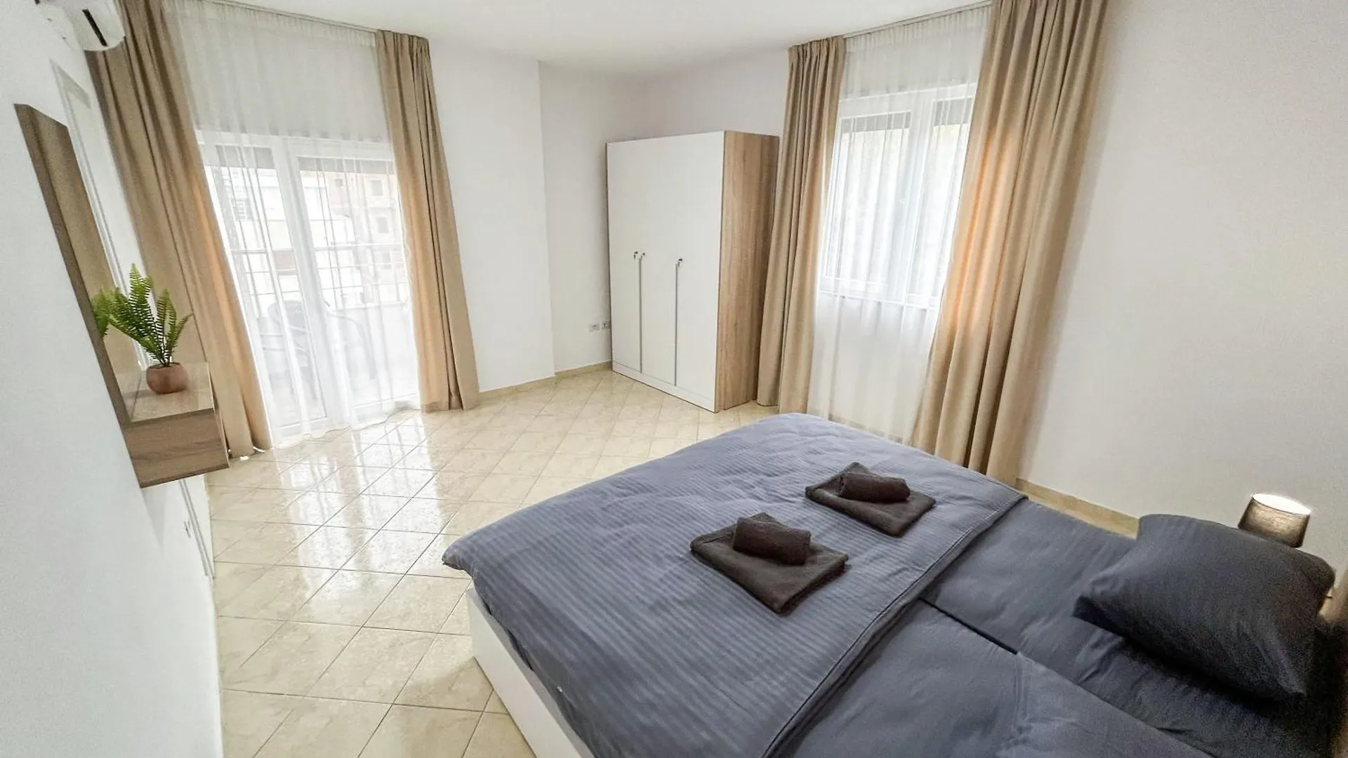 Beach Mountain 990 Durres Apartment