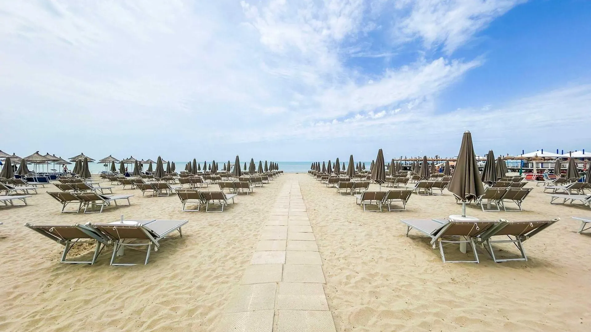 Beach Mountain 990 Durres